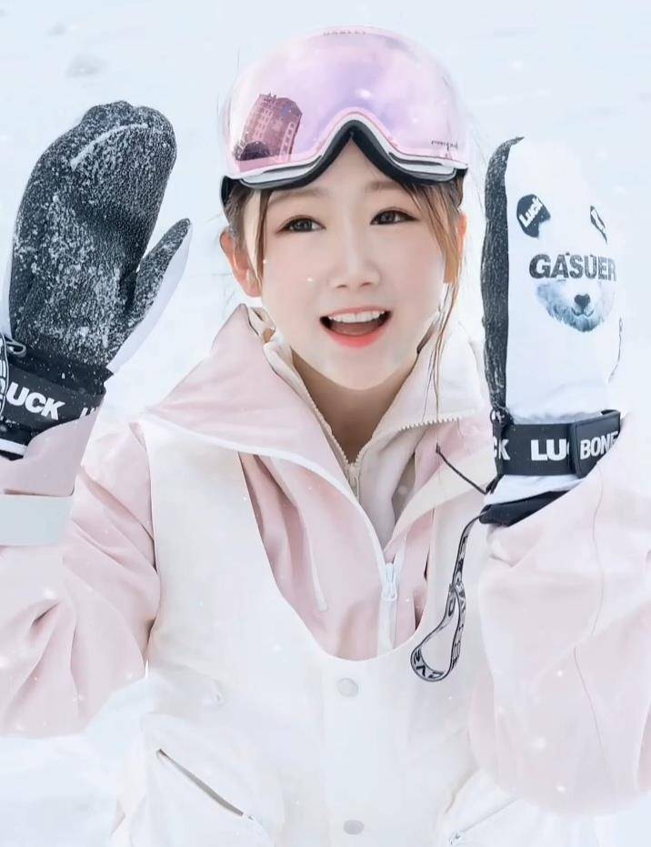 27岁女主播糖糖突发脑溢血去世，最后一条视频为手写朱自清散文《春》，网友纷纷留言悼念