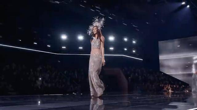 刘雯第九次亮相维密大秀，刷新亚洲模特登台维密次数纪录；2套造型惊艳亮相，后台采访透露裤子重30斤