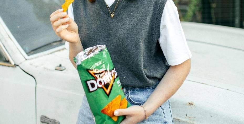 口袋里的零食被误判为枪支,美国一高中生被警察命令下跪