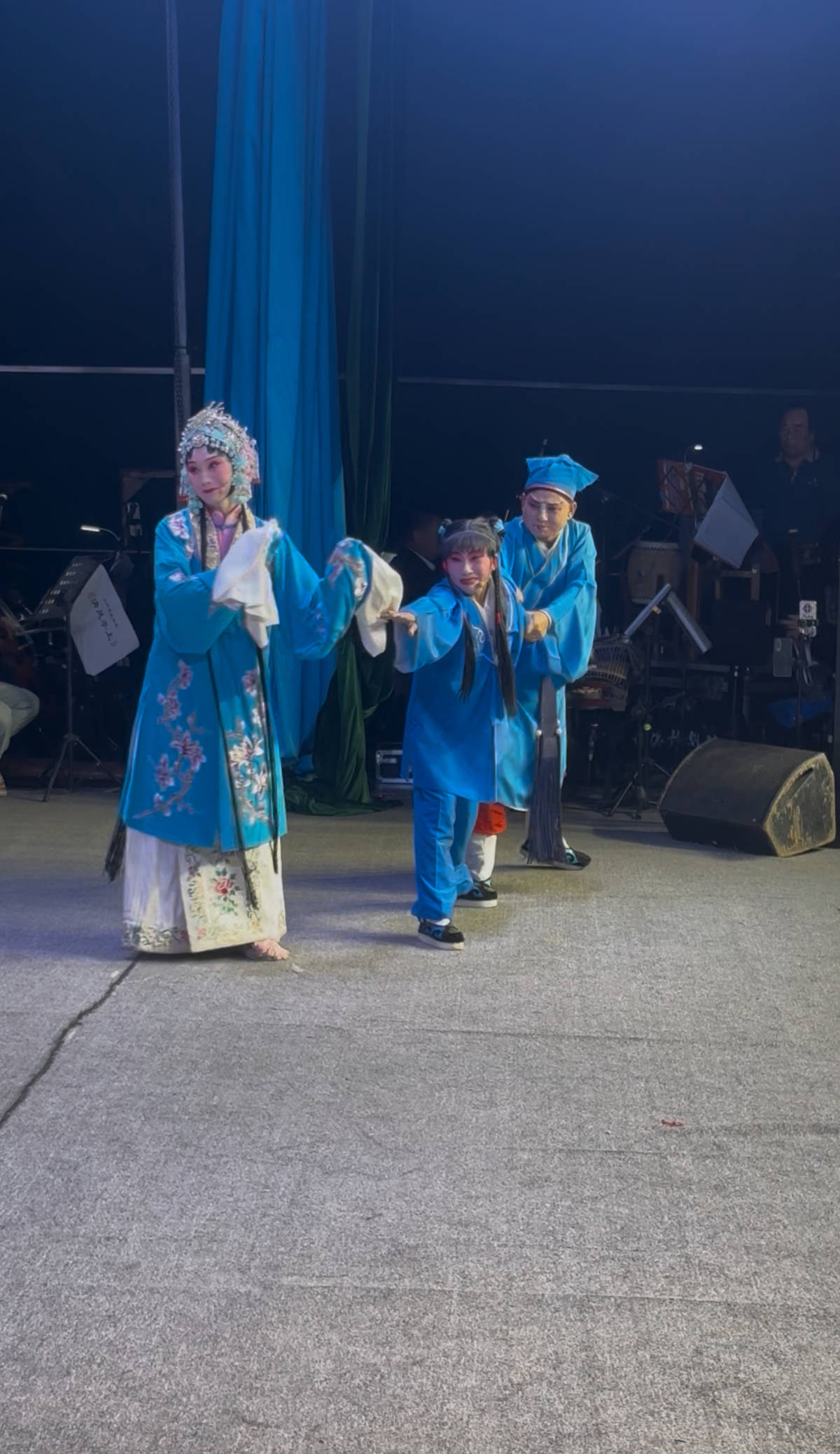 河南一豫剧团下乡演出台下观众痛哭流涕，演员回应：现场观众超千人，一半人落了泪