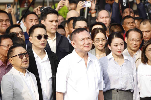 泰国前总理他信假释出狱，小女儿佩通坦到场迎接