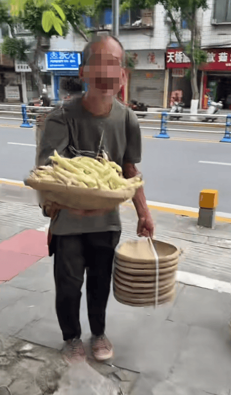 四川一大爷进城卖手工筲箕，卖不完就睡桥洞，拒绝好心女店主代卖，女店主干脆全部买下