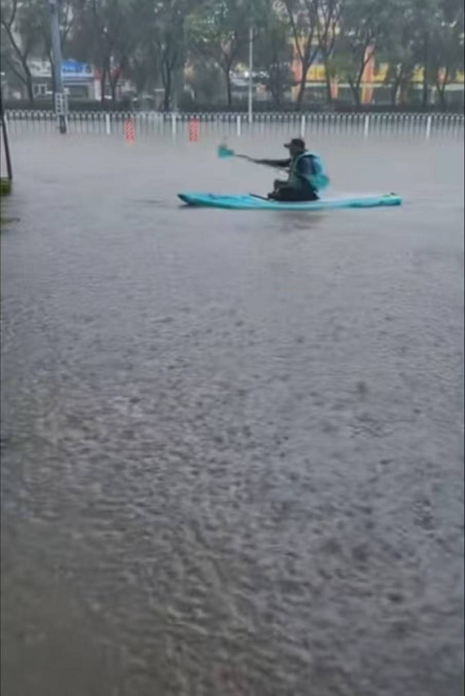 沈阳暴雨全市停工停课,市民:水深处淹至人腹部,目前水电网都正常,整体没受太大影响