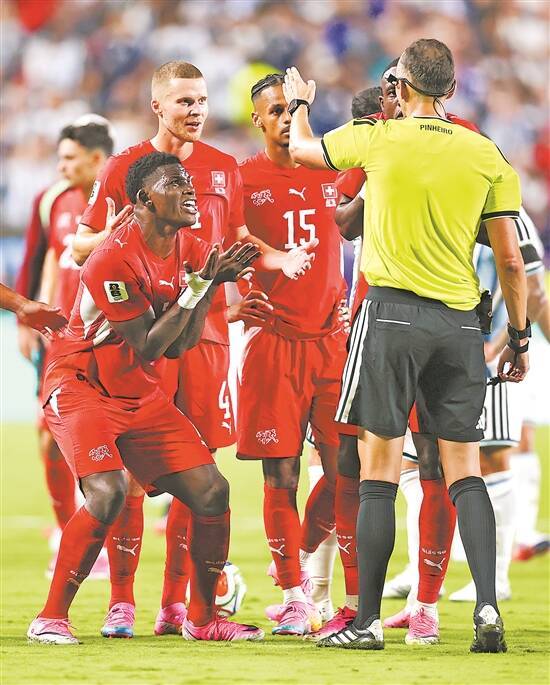 一个用假摔毁掉球队 一个用坦荡征服球迷