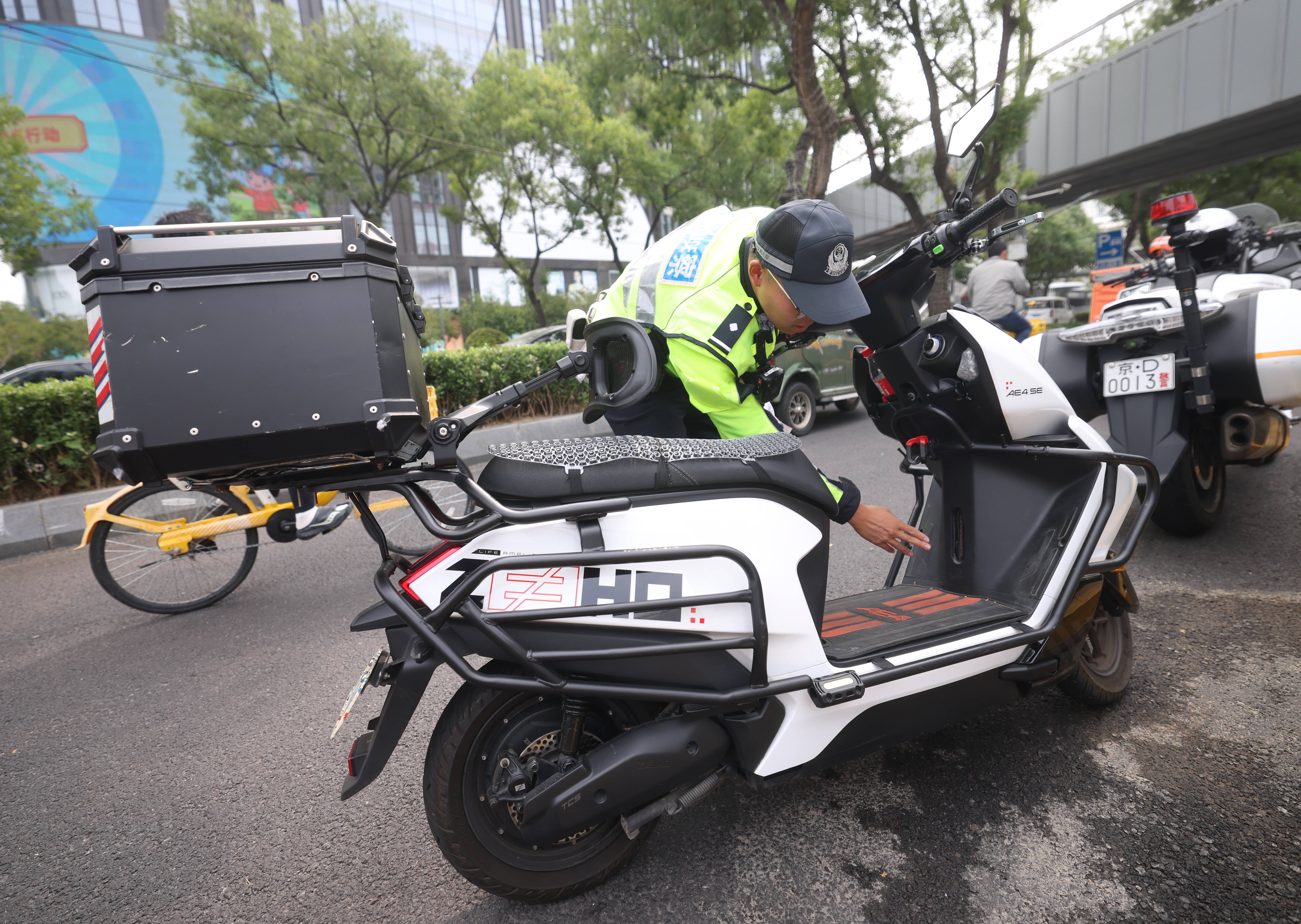 交警：您知道这是什么车吗？骑手：不是电动车吗？交警：是电摩