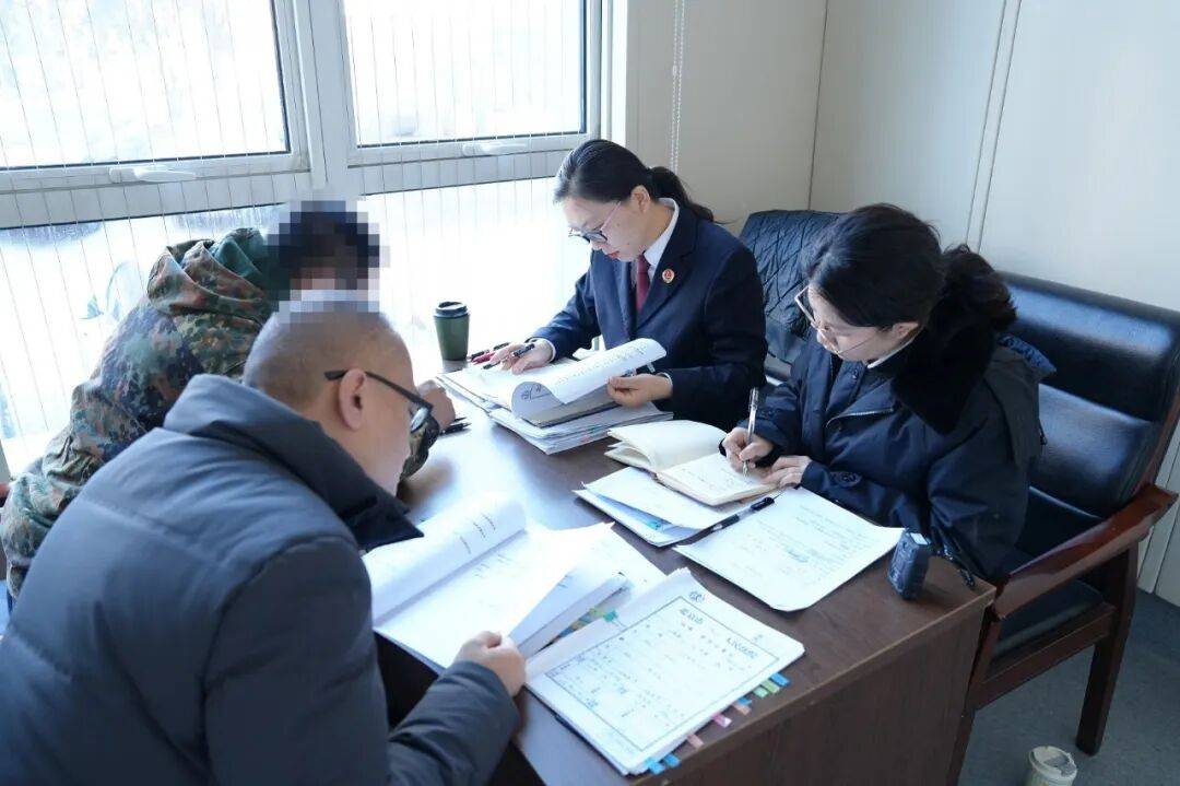 30年没离开过上海的保安，突然“被北京法院判了”，账户被冻结、欠债百万…
