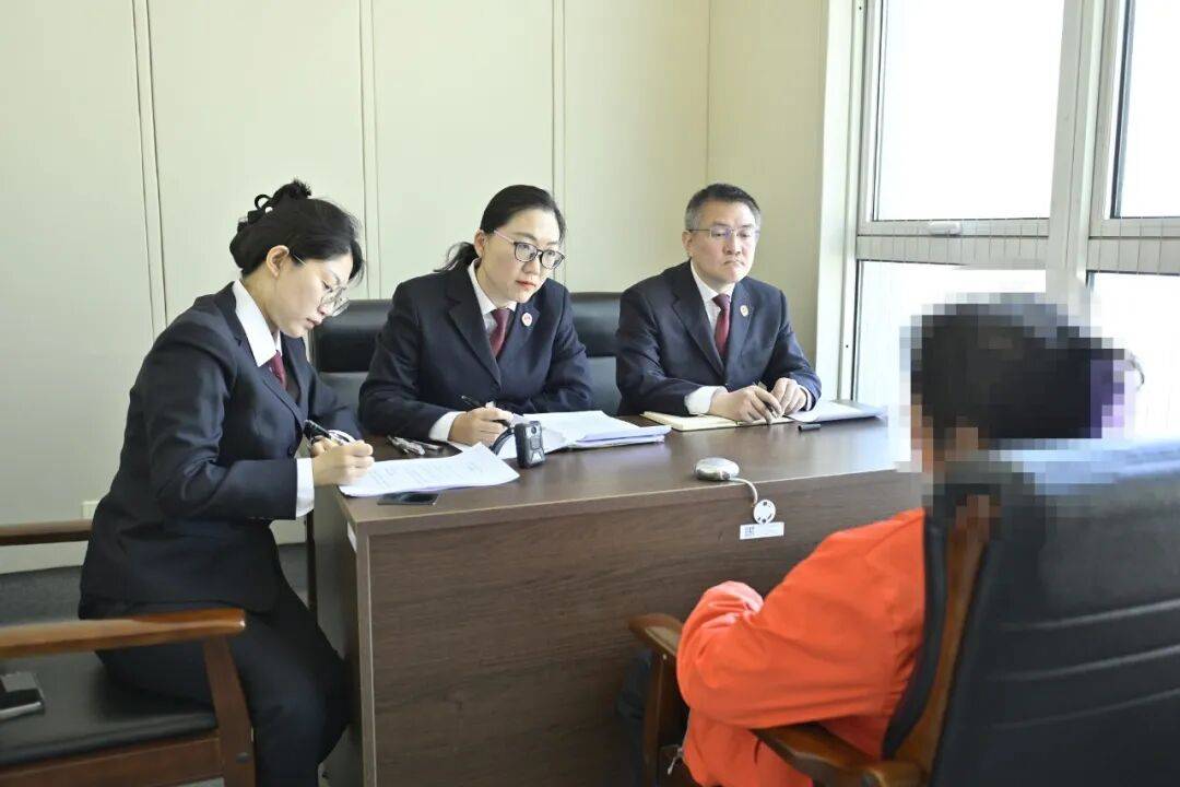 30年没离开过上海的保安,突然“被北京法院判了”,账户被冻结、欠债百万…