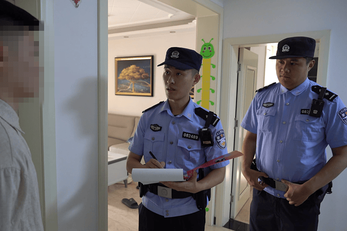 男子留宿4个同事忍不住炫耀2万元,深夜发现钱不见了!警方查明