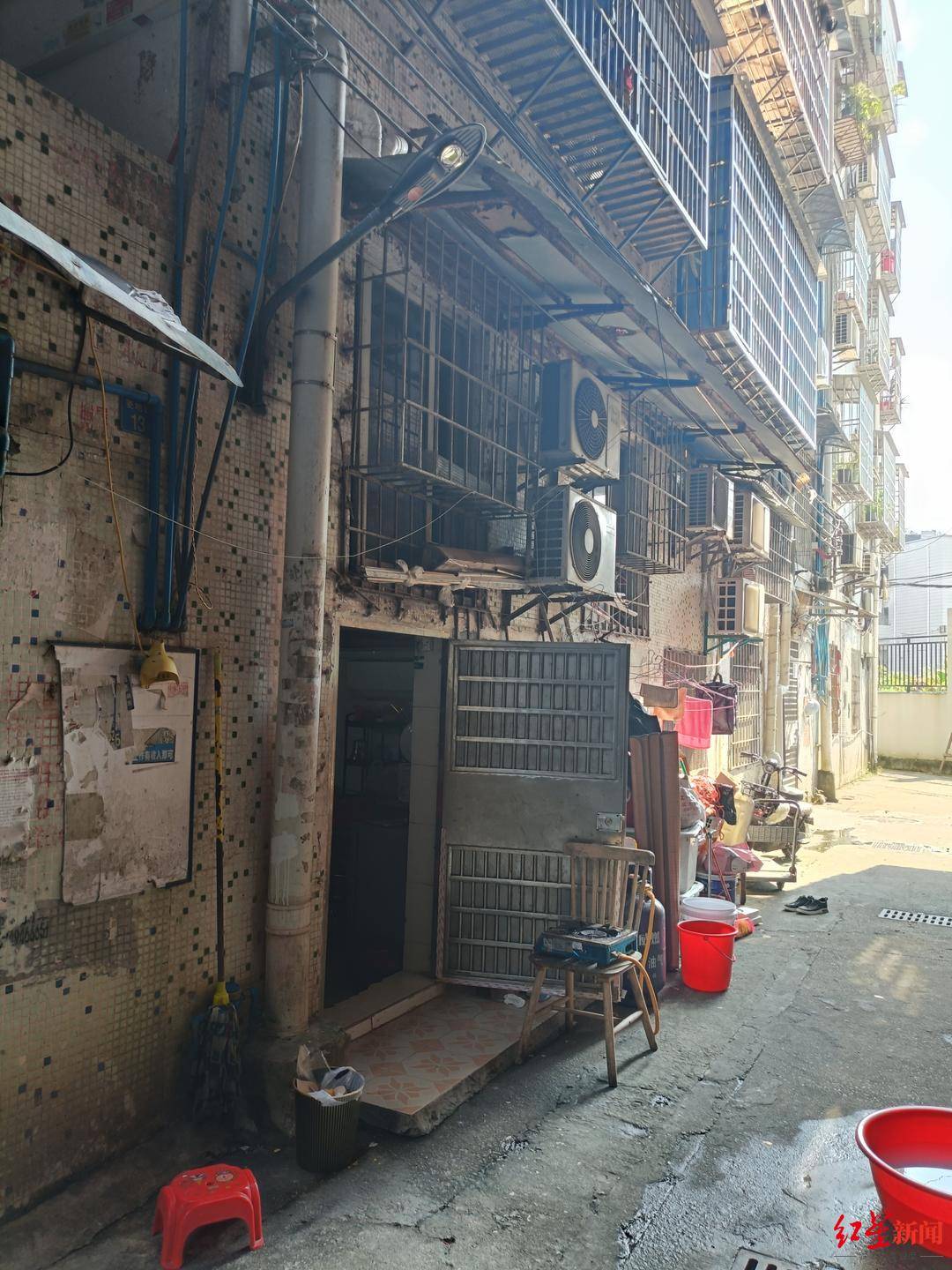 “梅姨”微信朋友圈曝光,在广州期间曾用“谢某珍”登记,社区环卫工称其身高1.5米左右