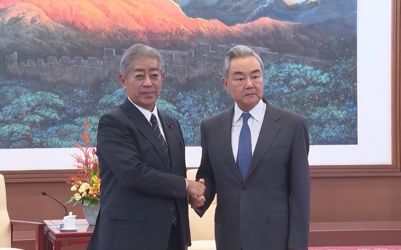 日本想重申中日声明翻篇，中方当场拒绝：高市谬论须由她自己解决