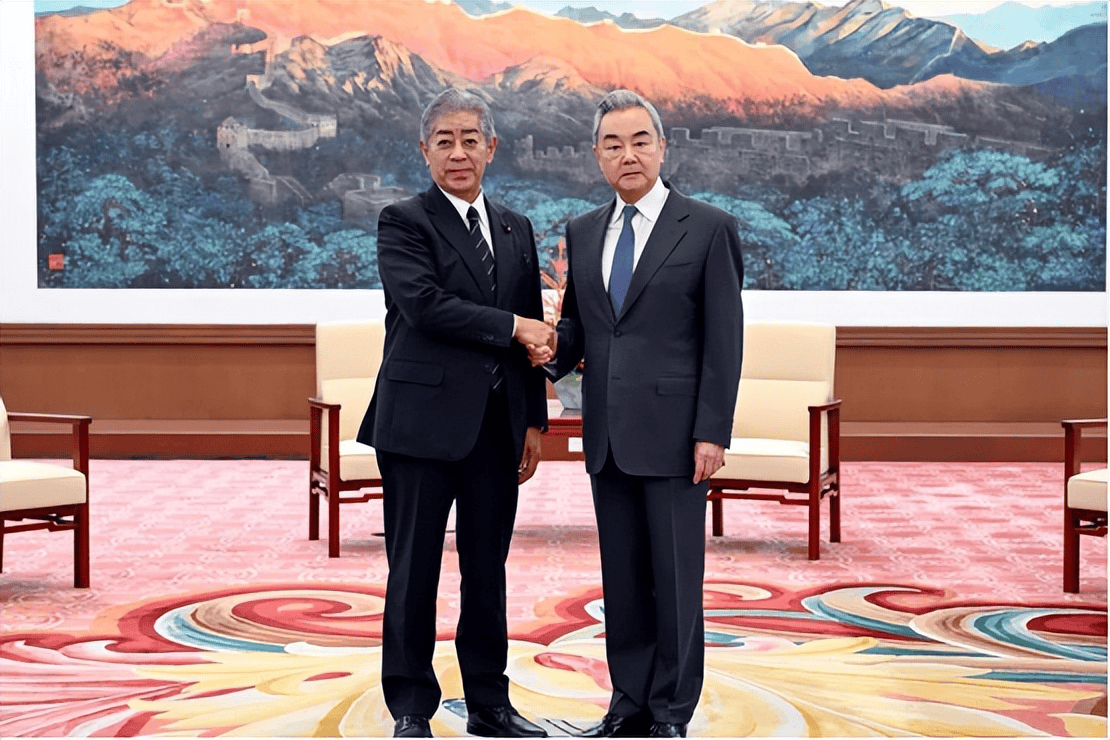 高市早苗急着来华见面,请特朗普亲自说和,中方给出的条件很明确