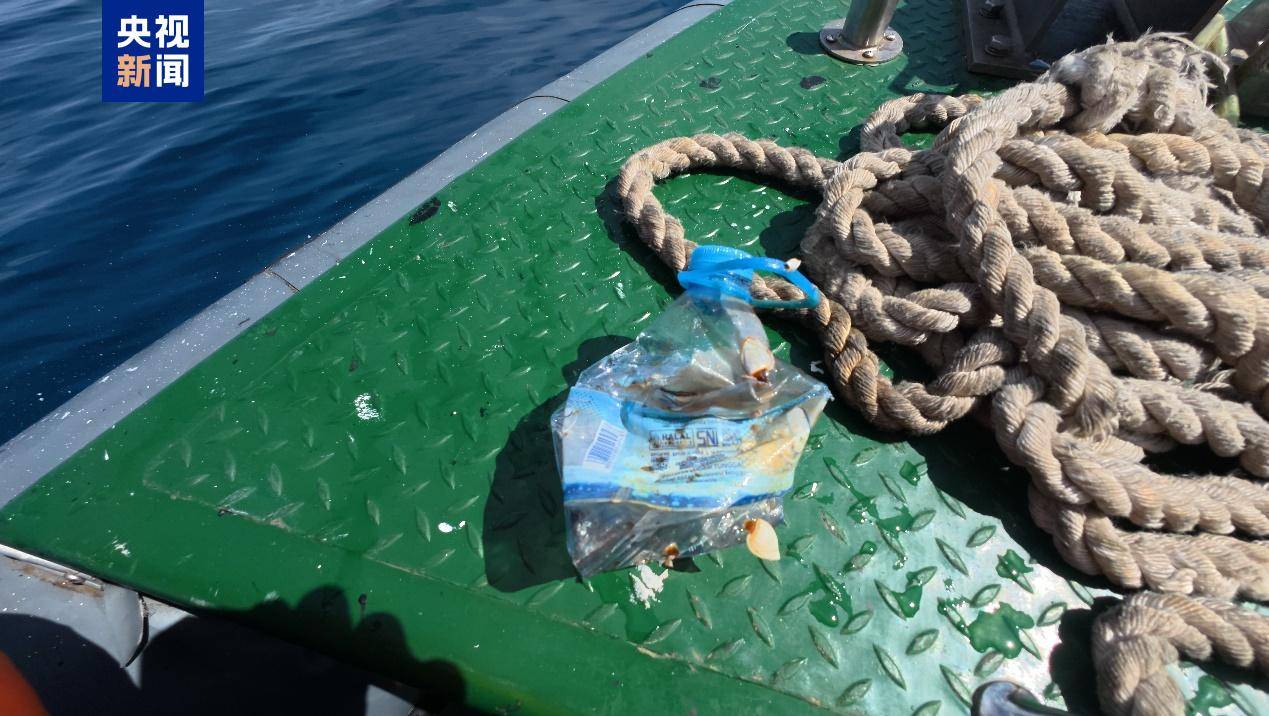 菲律宾非法“坐滩”船只周边海域出现大量垃圾,中国海警组织打捞