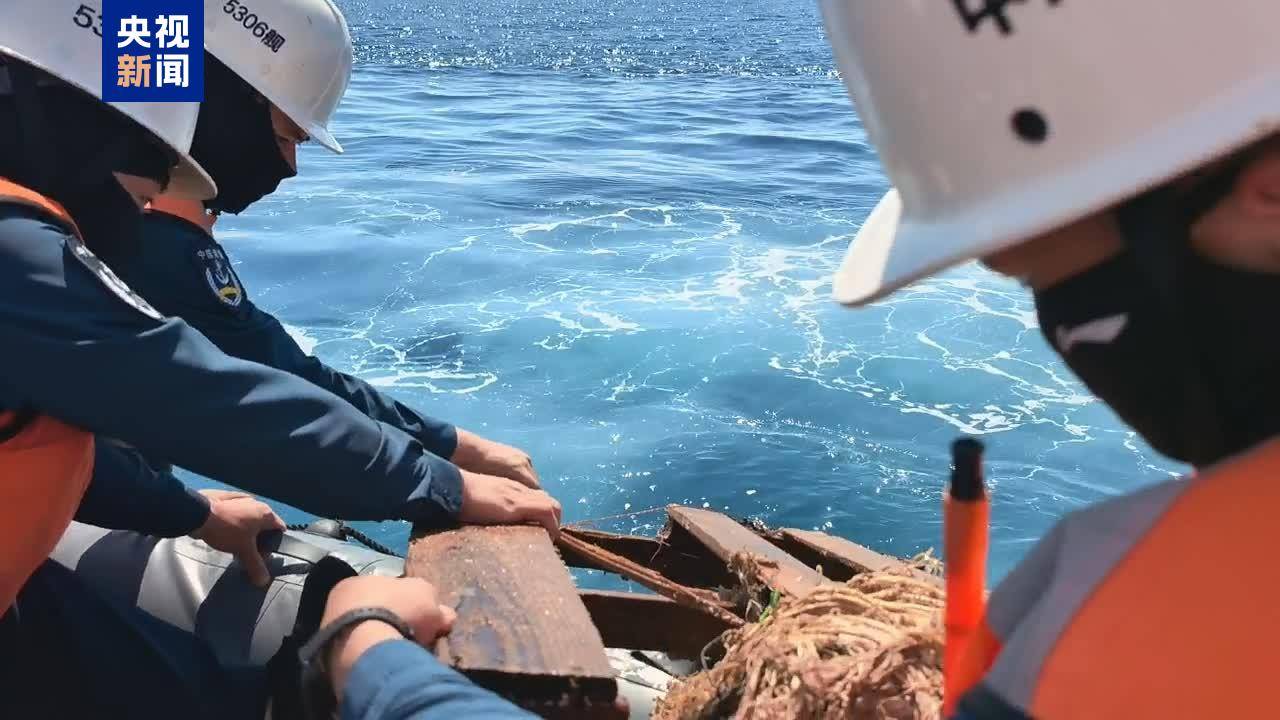 菲律宾非法“坐滩”船只周边海域出现大量垃圾,中国海警组织打捞